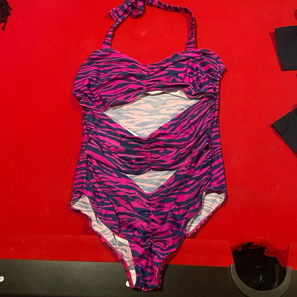 Animal print one pierce cut out bathing suit
